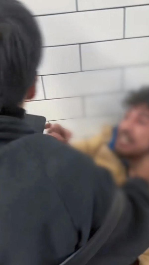 浩广配资 中国小伙回应“在伦敦被偷手机狂奔2分钟摁住小偷”：练过拳击，被摁进角落他都绝望了