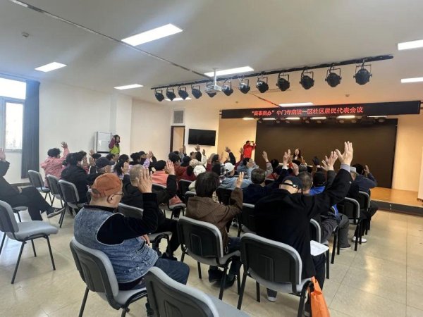 牛金所配资 门头沟这社区“绿化死角”变身“暖心车位”!